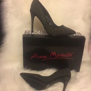 Stud heel black size (8.5)